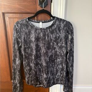 Lululemon Stylish Black and White Women’s Top
